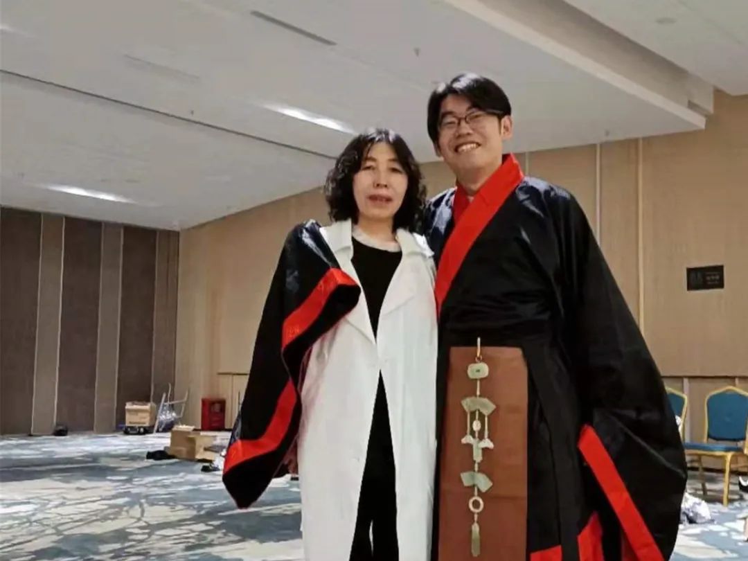 马千淇同学和母亲.jpg
